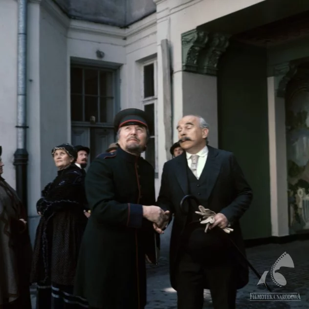 Maciej Maciejewski obok Janusza Kłosińskiego na planie serialu "Lalka" z roku 1977, gdzie zagrał rolę policjanta. Zdjęcie ze zbiorów Filmoteki Narodowej.
