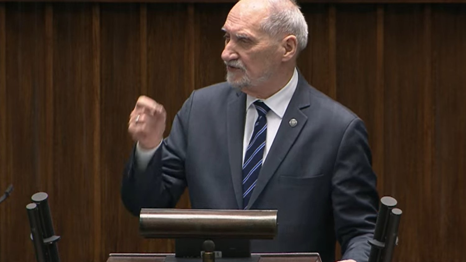 Awantura w Sejmie. Macierewicz zwrócił się do Bosaka