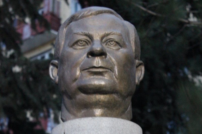 Popiersie Lecha Kaczyńskiego przy ulicy jego imienia. Polski prezydent jest w Gruzji bohaterem.