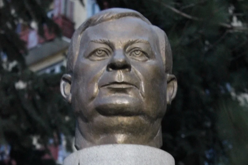 Popiersie Lecha Kaczyńskiego przy ulicy jego imienia. Polski prezydent jest w Gruzji bohaterem.