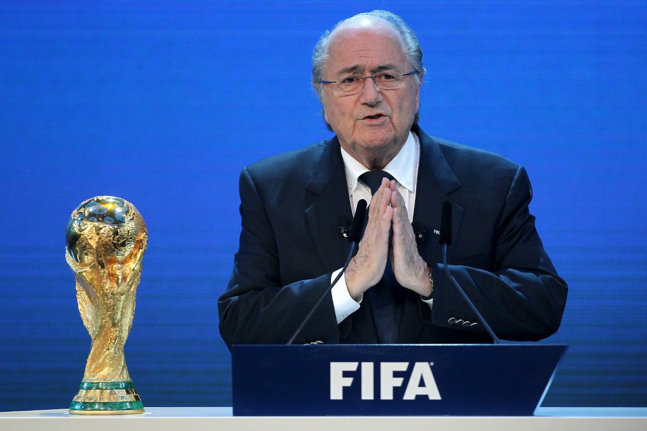 Sepp Blatter w 2010 roku wyciągnął karteczkę z napisem "Katar", ujawniając gospodarza mundialu w 2022 roku.