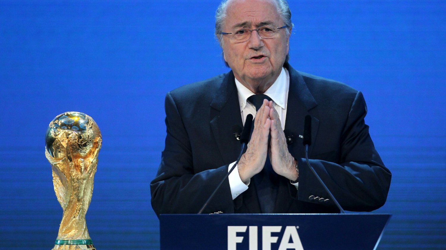 Sepp Blatter w 2010 roku wyciągnął karteczkę z napisem "Katar", ujawniając gospodarza mundialu w 2022 roku.