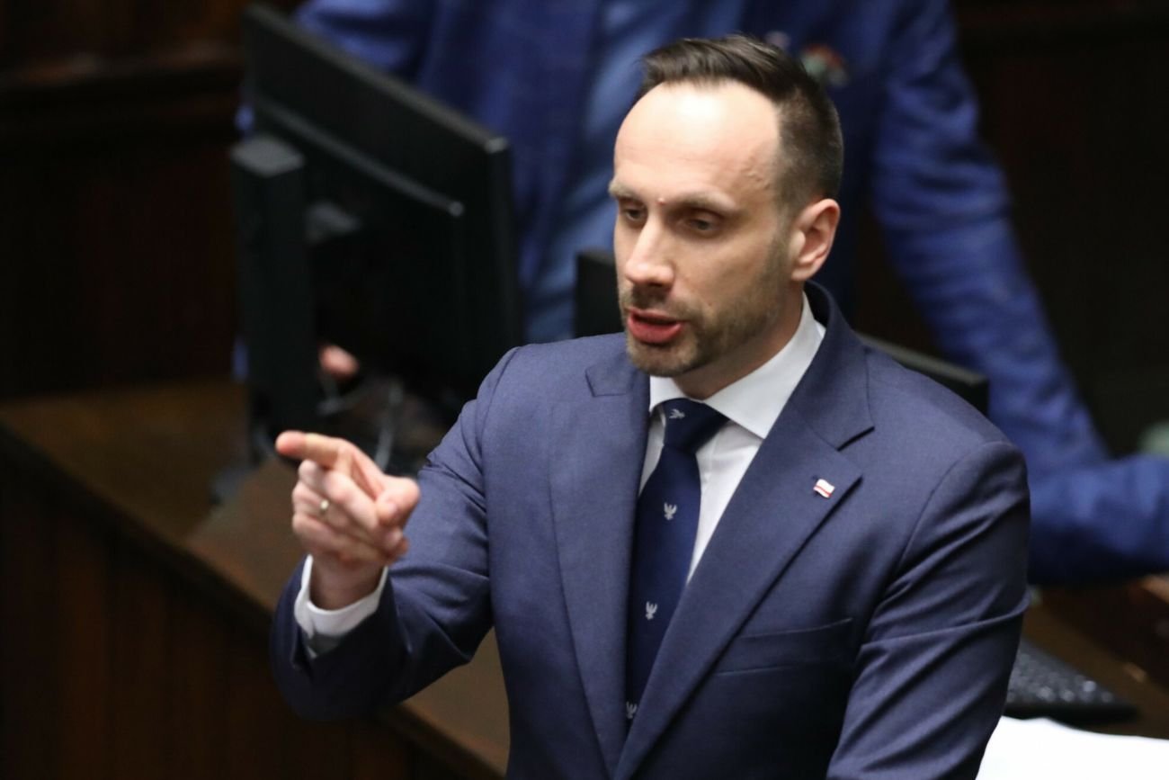 Janusz Kowalski na mównicy sejmowej.