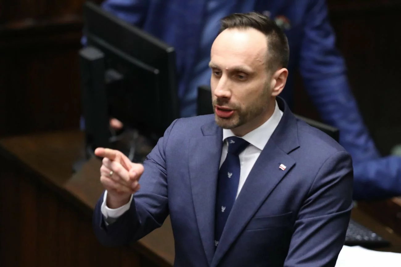 Janusz Kowalski na mównicy sejmowej.