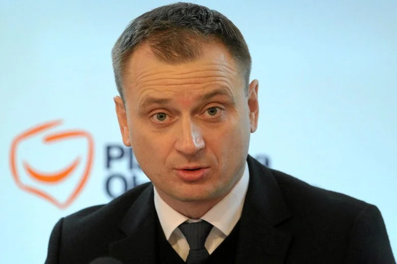 Sławomir Nitras zarzucił Ryszardowi Terleckiemu, że obniżył pensje posłom, pomijając przy tym siebie. Na reakcję długo czekać nie musiał. Wicemarszałek Sejmu na trzy miesiące obniżył mu pensję o połowę.