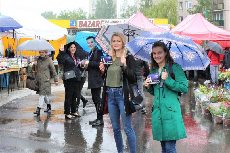 Piotr Świątkowski (trzeci od lewej) mówi nam, dlaczego młodzi ludzie głosują na PiS.