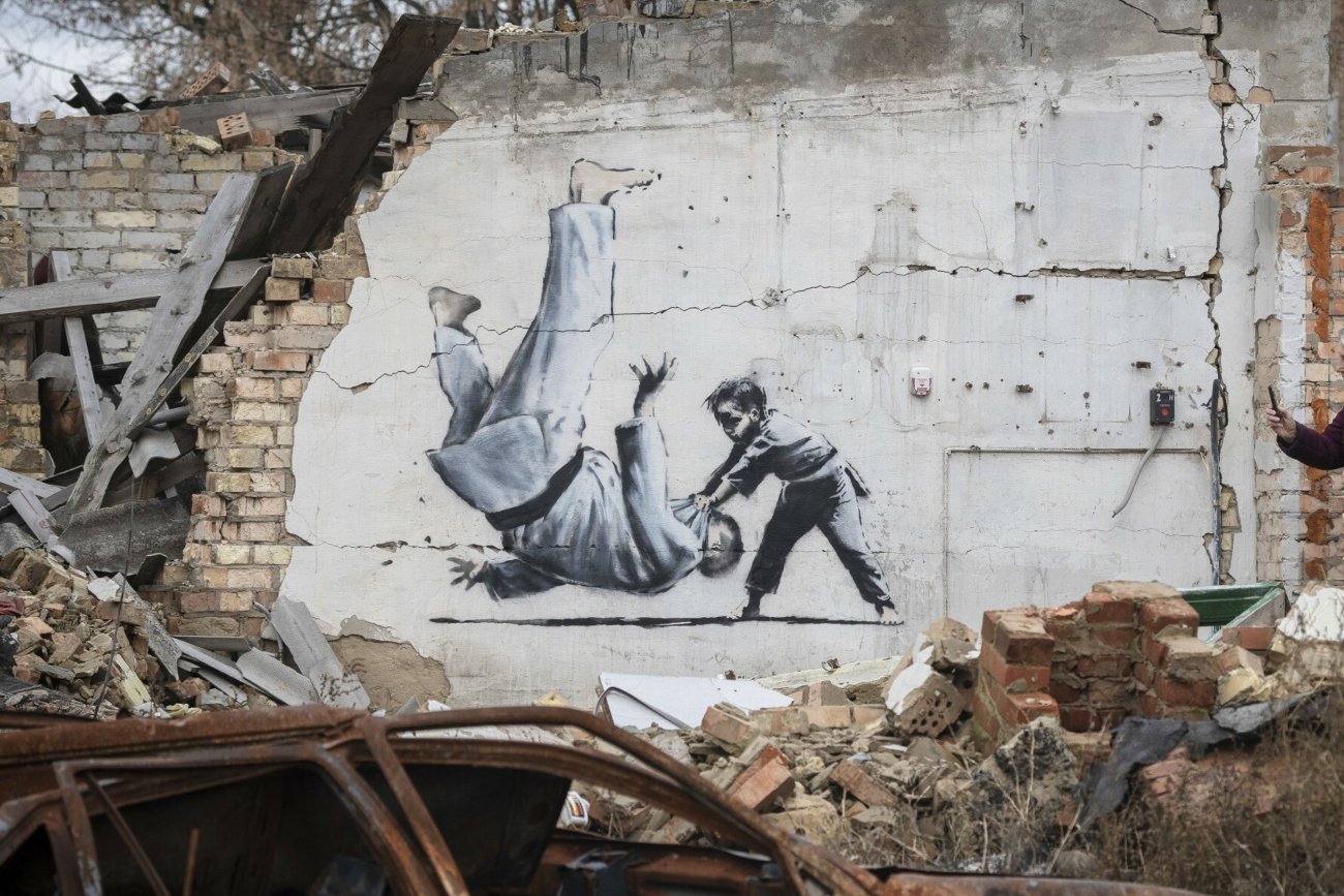 Banksy stworzył siedem murali w Ukrainie.