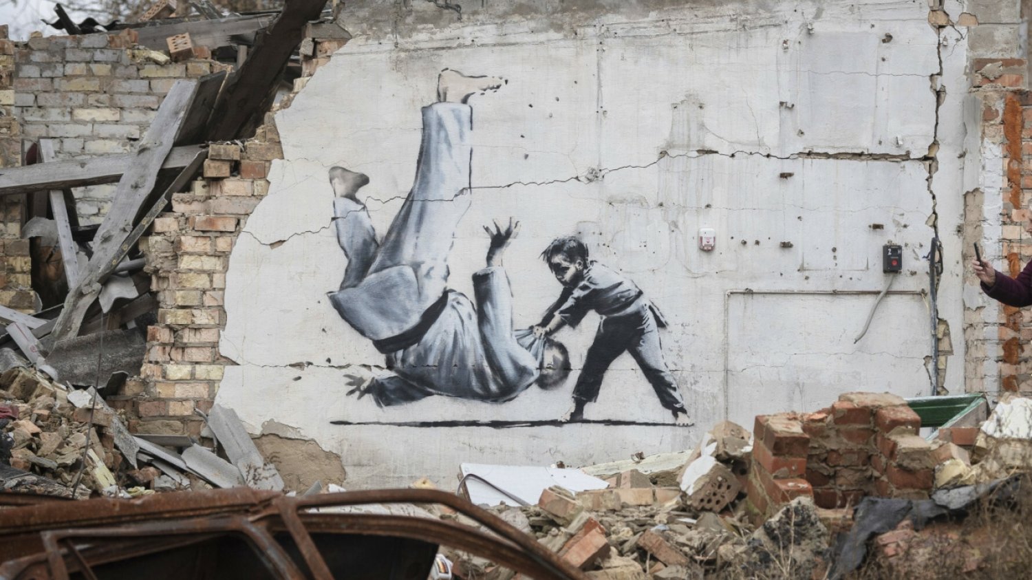 Banksy stworzył siedem murali w Ukrainie. Banksy stworzył siedem murali w Ukrainie.