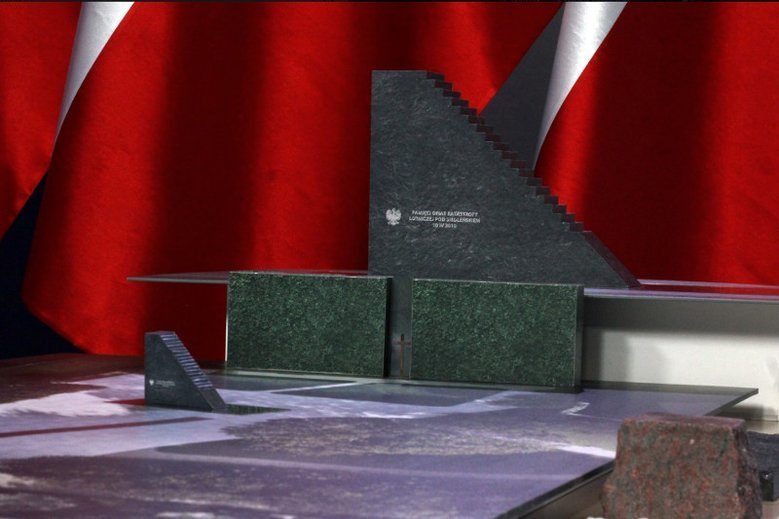 Zespół Beyond the Bridge reaguje na informacje o pomniku smoleńskim przypominającym grafikę z okładki płyty grupy.