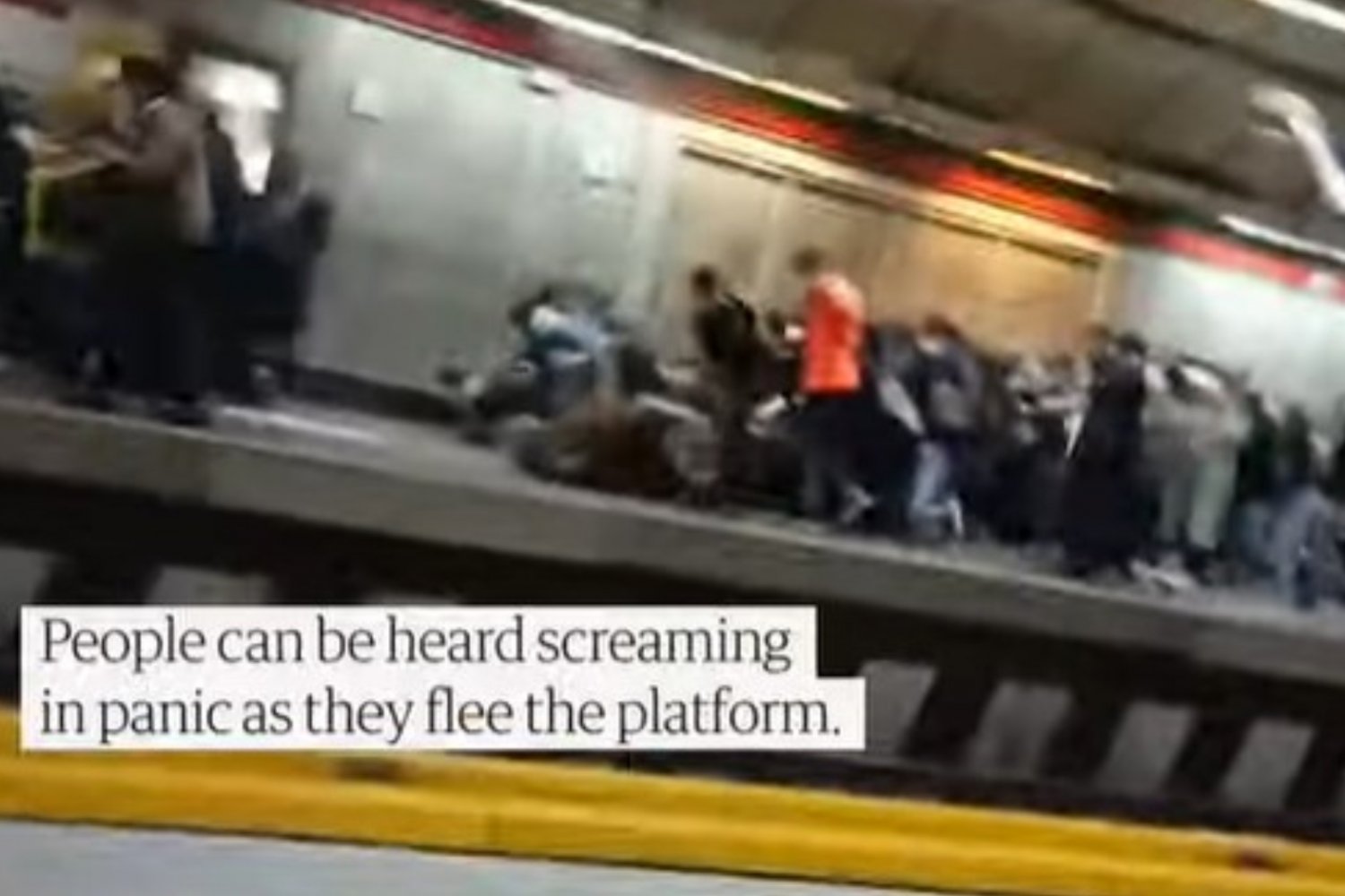 Policja otworzyła ogień do tłumu w metrze