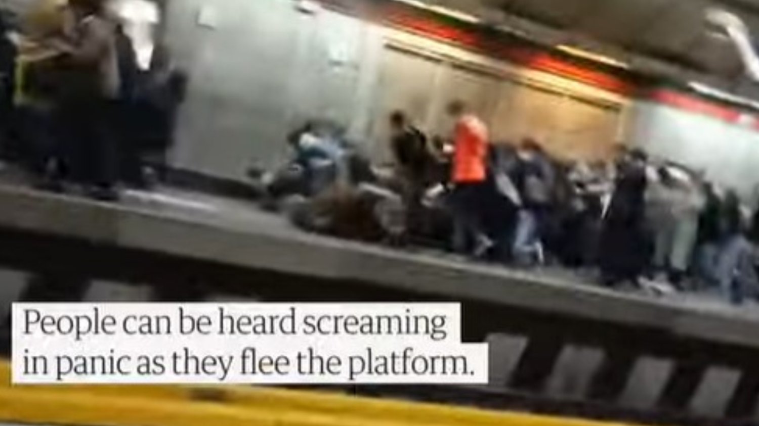 Policja otworzyła ogień do tłumu w metrze