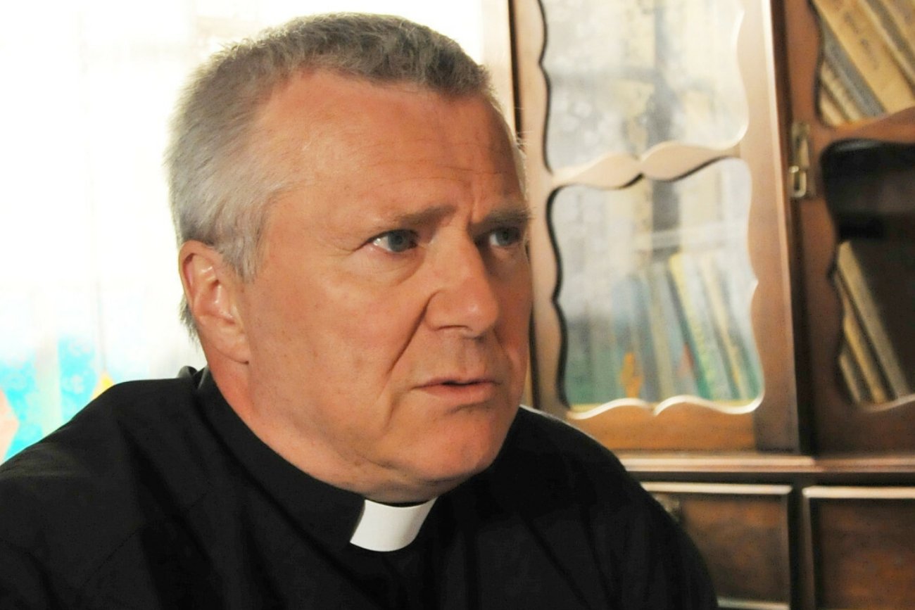 Ksiądz z "Plebanii" rozważa apostazję. Aktor skrytykował TVP i PiS