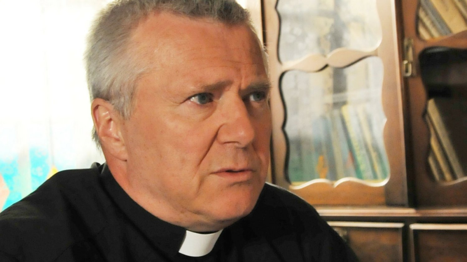 Ksiądz z "Plebanii" rozważa apostazję. Aktor skrytykował TVP i PiS