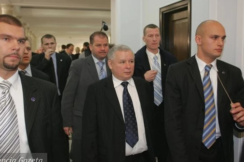 Jarosławowi Kaczyńskiemu choć oficjalnie nie sprawuje żadnych ważnych funkcji w państwie prawie zawsze towarzyszą ochroniarze