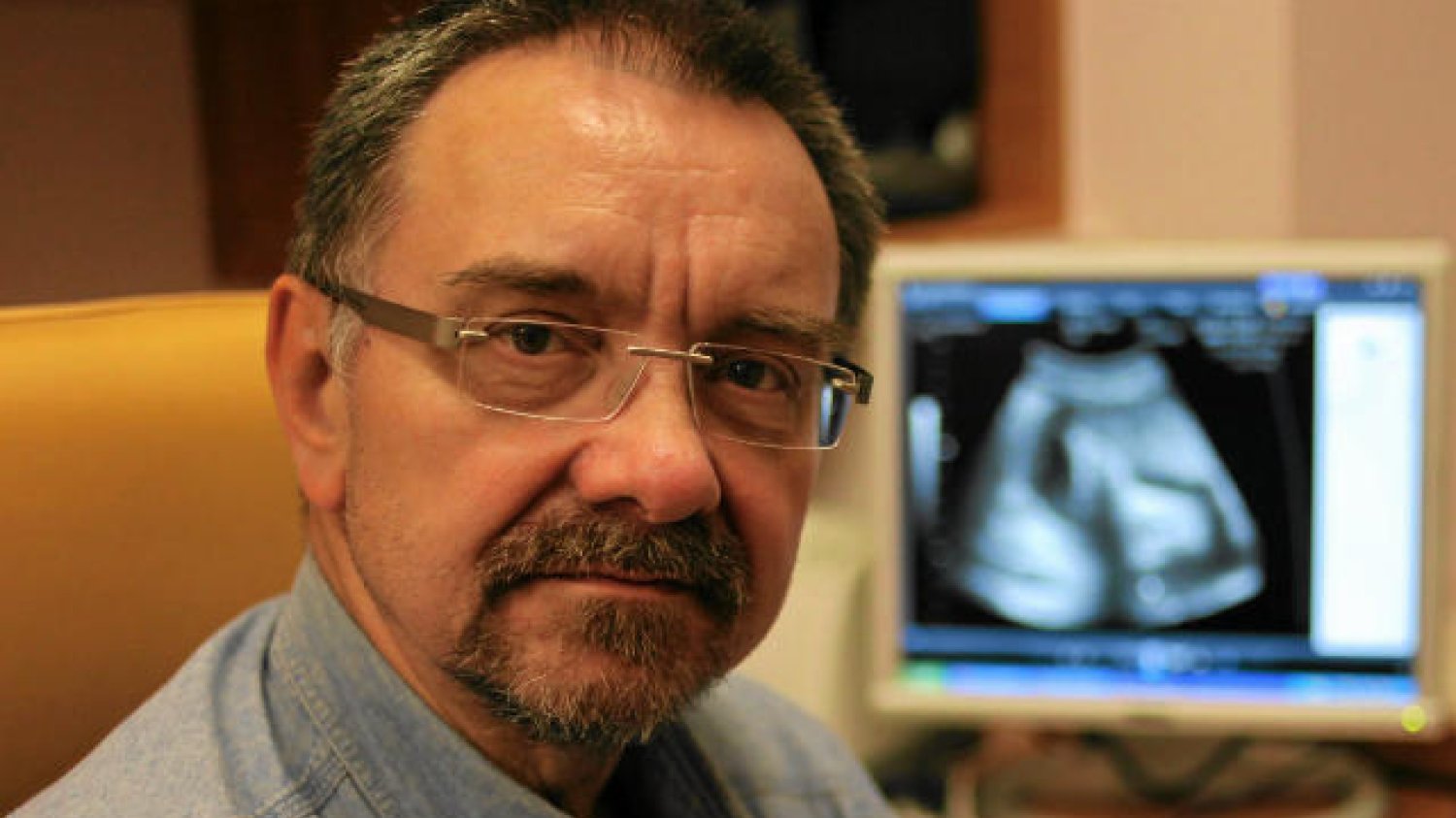Prof. Romuald Dębski uważa, że powinien być z pacjentką na dobre i na złe