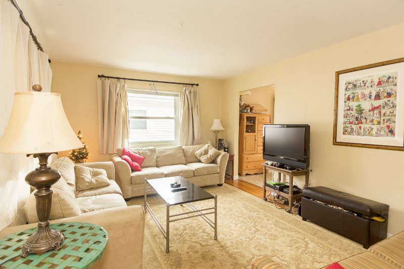 Palenie z „trzeciej ręki” (z ang. thirdhand smoking) to zjawisko negatywnego oddziaływania na zdrowie człowieka toksyn z wypalonego papierosa, osiadłych na różnych powierzchniach w pomieszczeniach zamkniętych