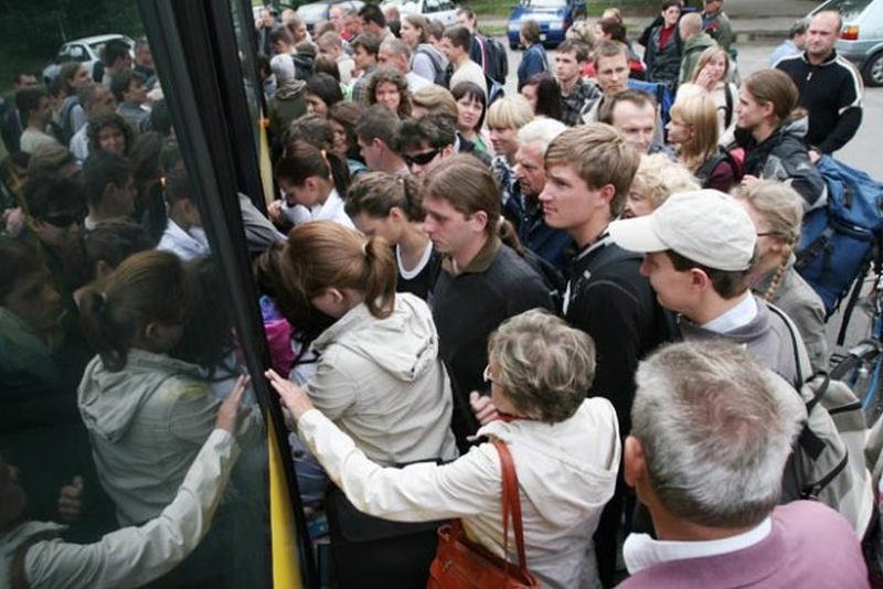 Trochę kultury w komunikacji miejskiej. Przeczytaj, zapamiętaj i dopiero wsiadaj