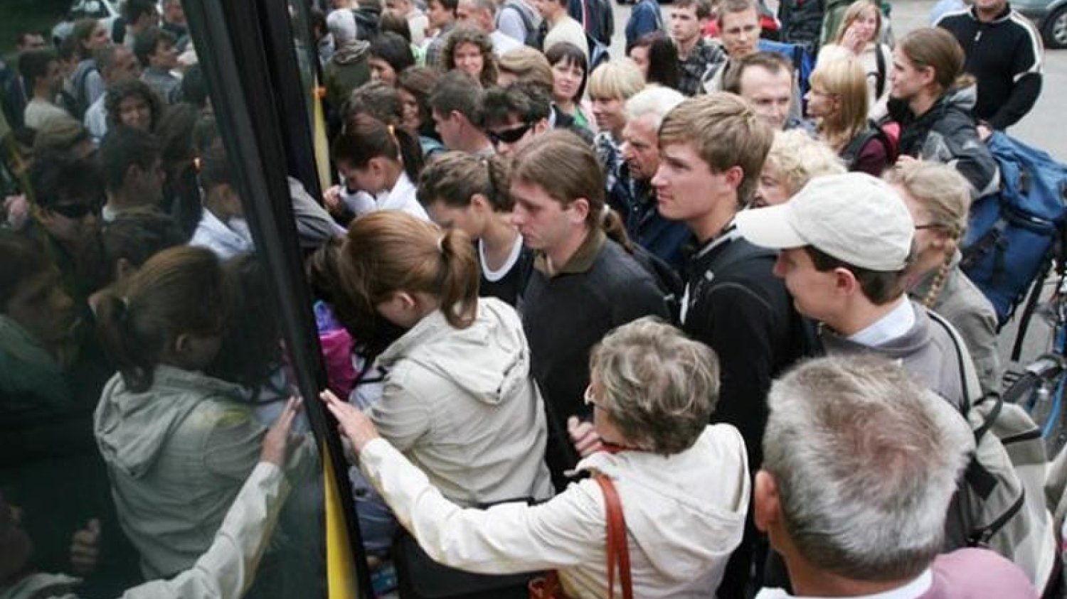 Trochę kultury w komunikacji miejskiej. Przeczytaj, zapamiętaj i dopiero wsiadaj