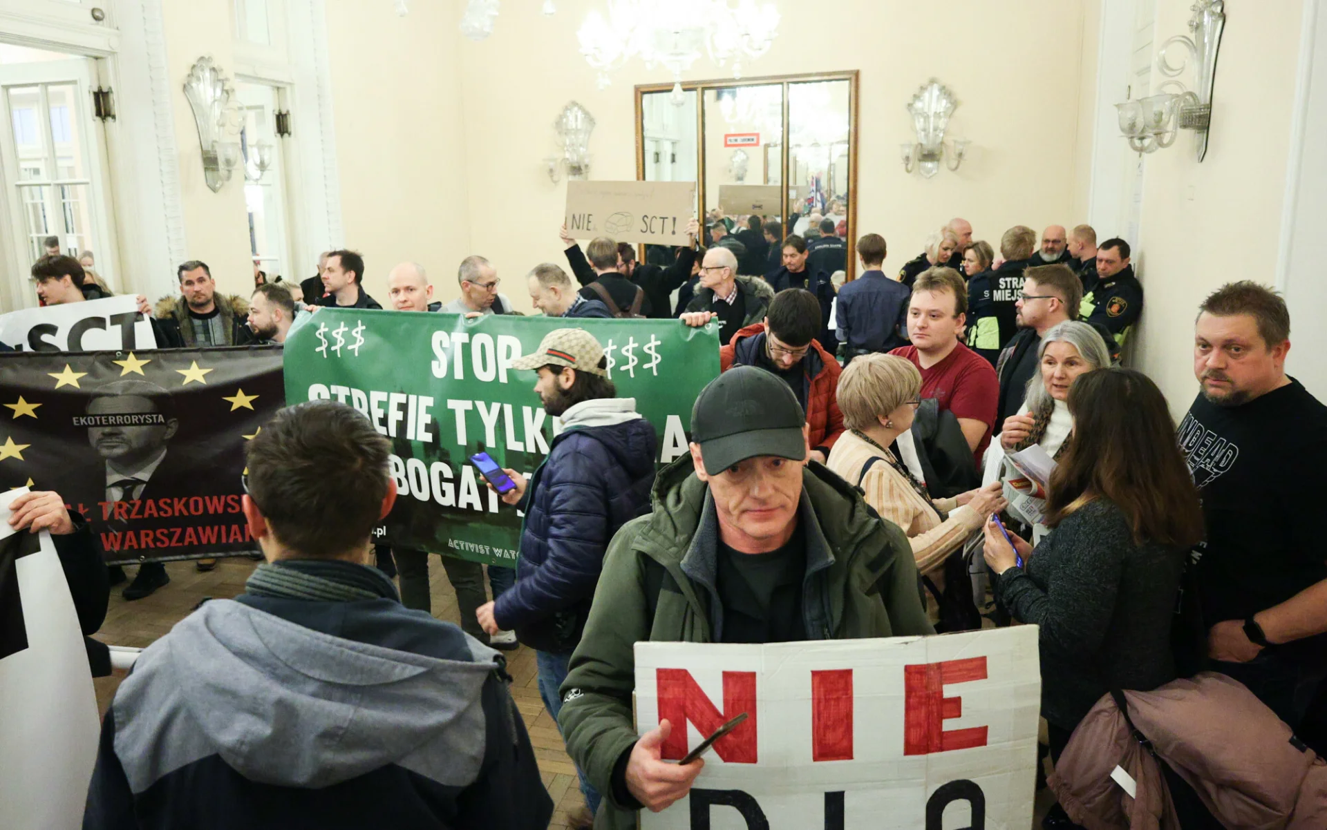 Przed salą obrad zebrały się tłumy protestujących
