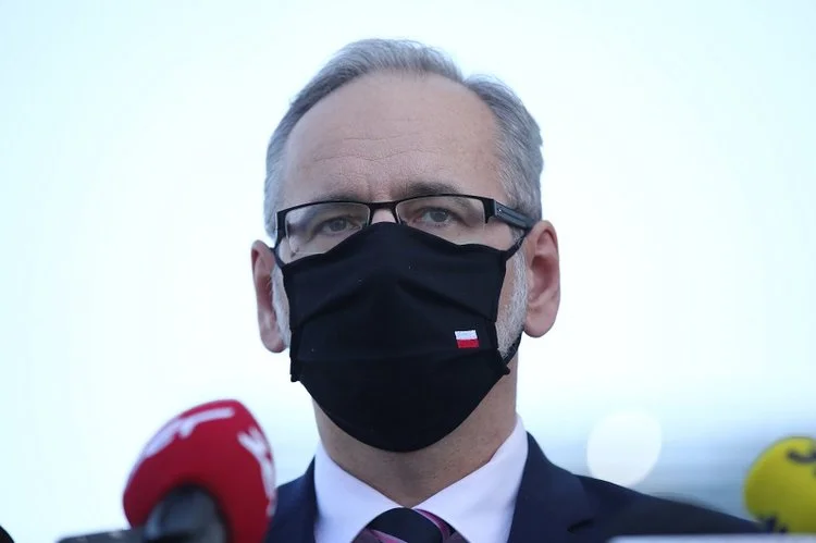 Niedzielski dodał, że cmentarze 1 listopada nie będą zamknięte. 2 listopada dniem wolnym od pracy? Jest odpowiedź Adama Niedzielskiego.
