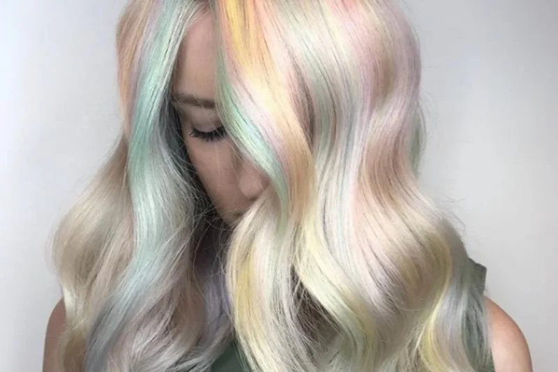 #Opalhair podbija Instagram. Możesz zdecydować się na oryginalny pastelowy mix kolorów albo postawić na subtelny, metaliczny blask