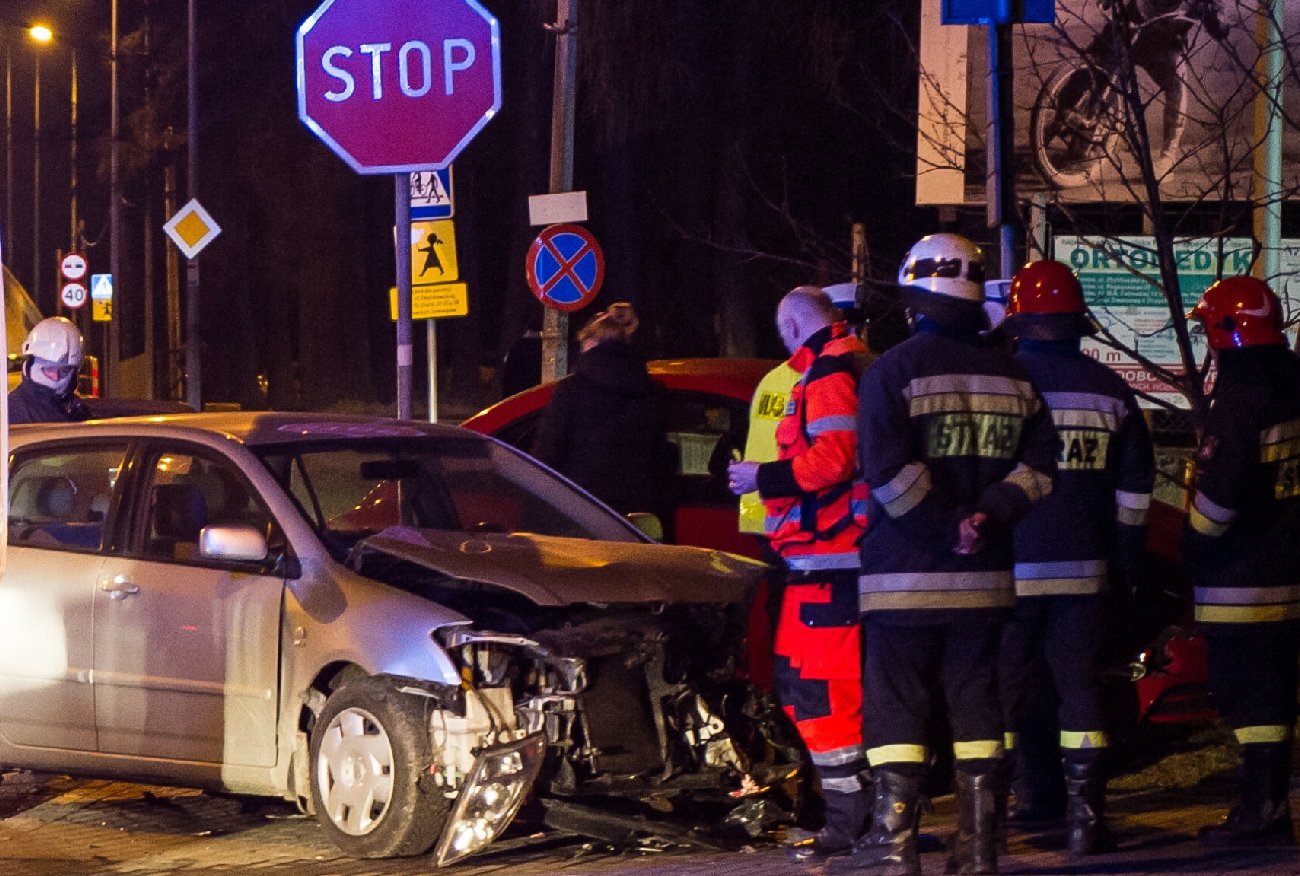 Piastów pod Warszawą. Pijany kierowca rozbił auto. W środku była 6-latka.
