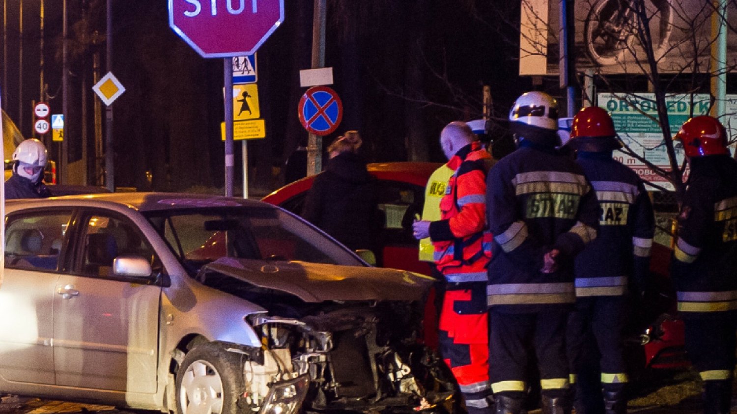Piastów pod Warszawą. Pijany kierowca rozbił auto. W środku była 6-latka.