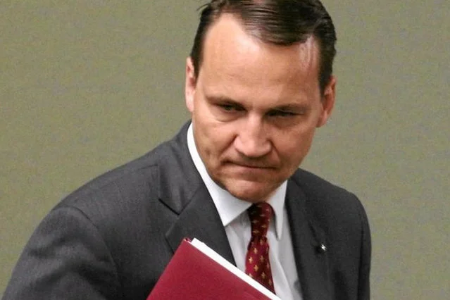 Sikorski stwierdził, że zaplanowane na 13 grudnia demonstracje to próba wywołania psychozy społecznej.