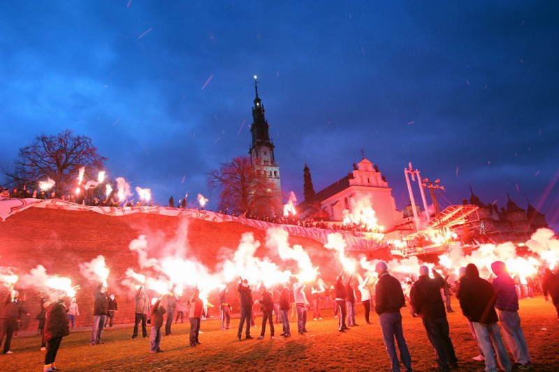 Kibice na zakończenie pielgrzymki na Jasną Góry odpalili race