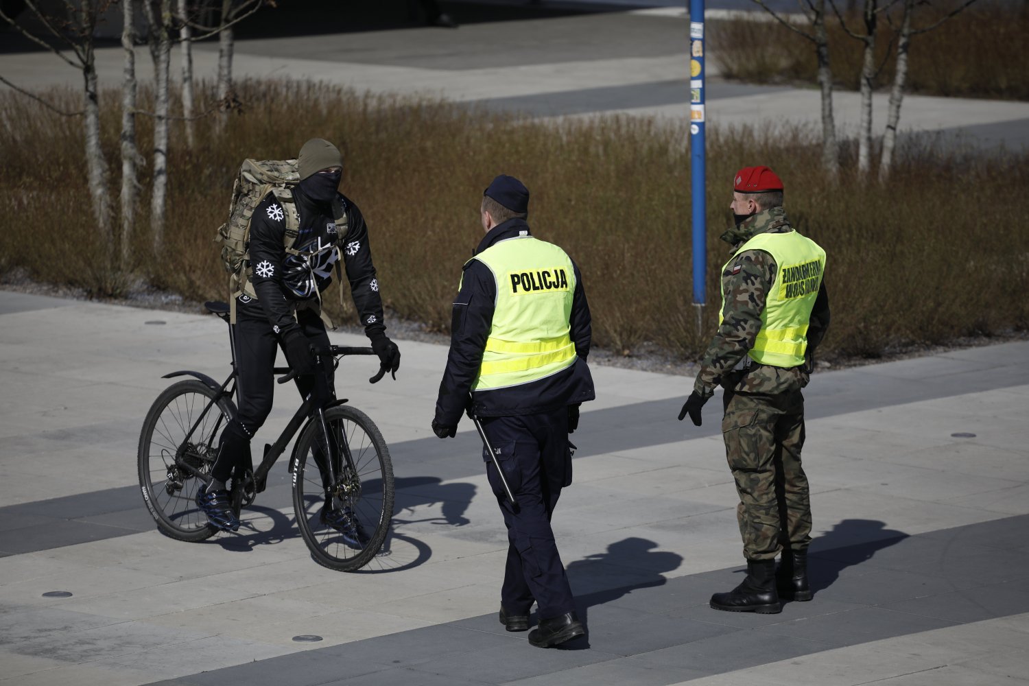 Policja, straż miejska i wojsko wyłapuje osoby łamiące nakaz izolacji w związku z epidemią koronawirusa