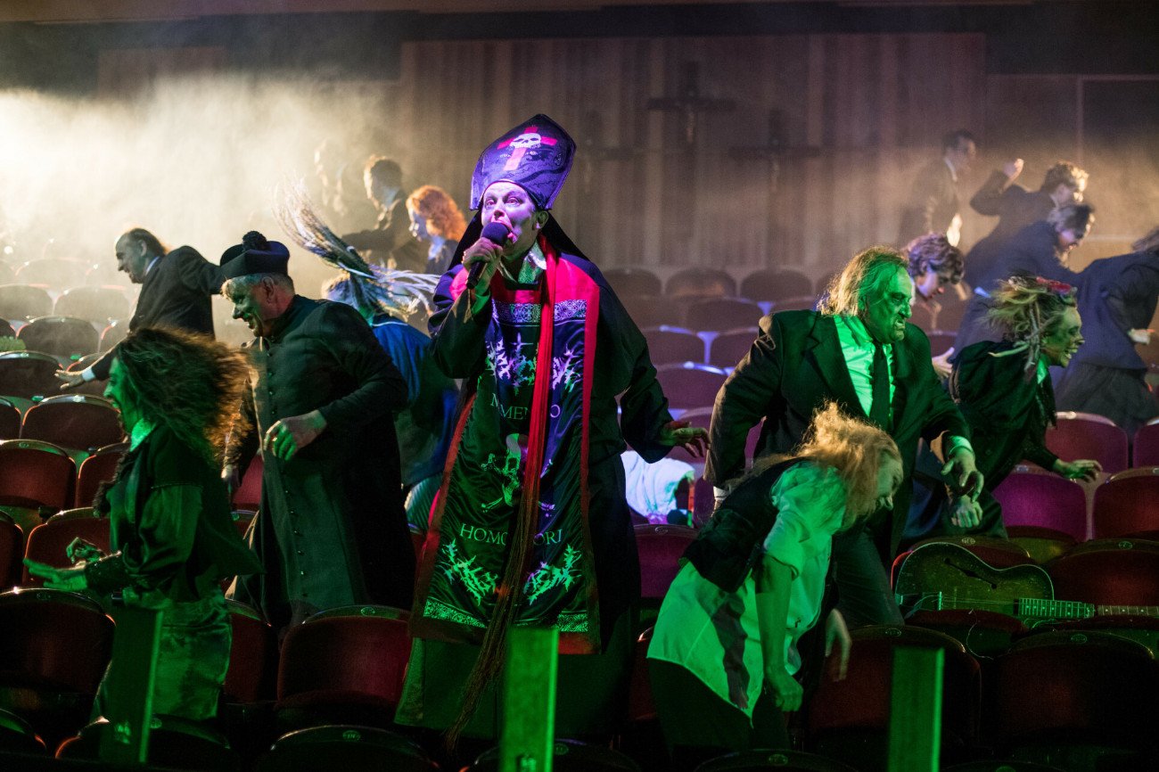 Burza po premierze głośnego spektaklu Teatru Telewizji. "To jest szambo, a nie czysta woda" "Ale z naszymi umarłymi" oburzył prawicę. O czym jest spektakl w TVP?