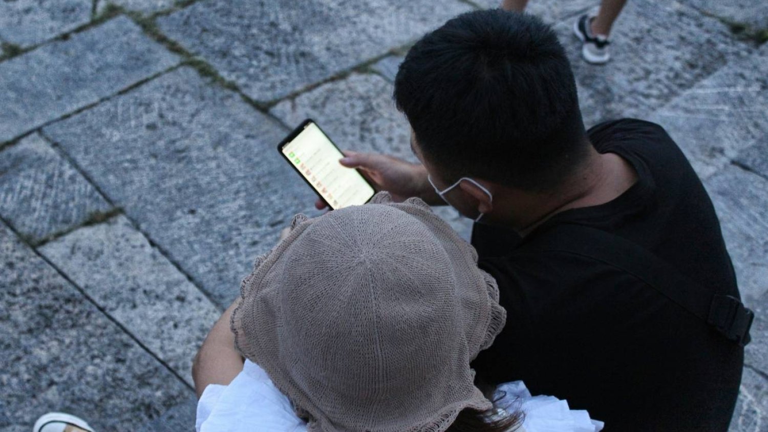 Dzieci i smartfony. Jak mądrze korzystać z ekranów w różnych wieku. Dzieci i smartfony. Jak ograniczyć czas przed ekranem według ekspertów.