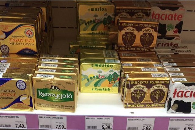 Konsumenci od miesięcy narzekają na drożejące masło. Czy spadek ceny produktu na giełdzie oznacza, że ceny zmaleją?