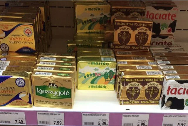 Konsumenci od miesięcy narzekają na drożejące masło. Czy spadek ceny produktu na giełdzie oznacza, że ceny zmaleją?