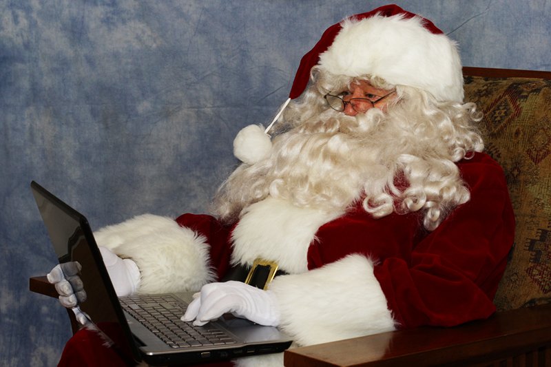 Jak bardzo różnią się prezenty wręczane dziś dzieciom od tych, które najmłodsi znajdowali pod choinką przed laty?