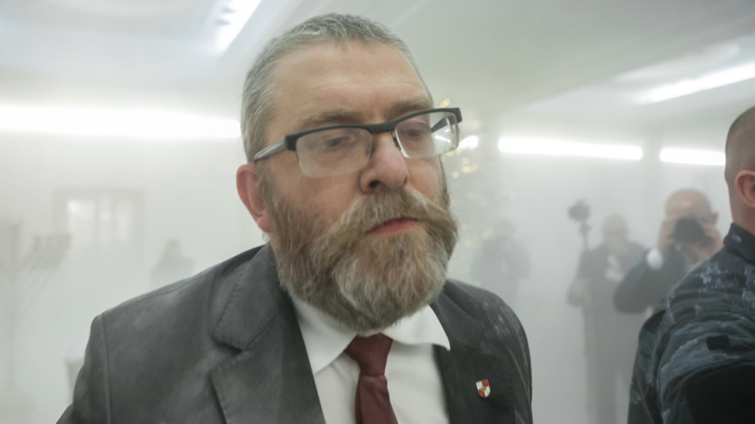 Poseł Konfederacji zniszczył świece chanukowe w Sejmie