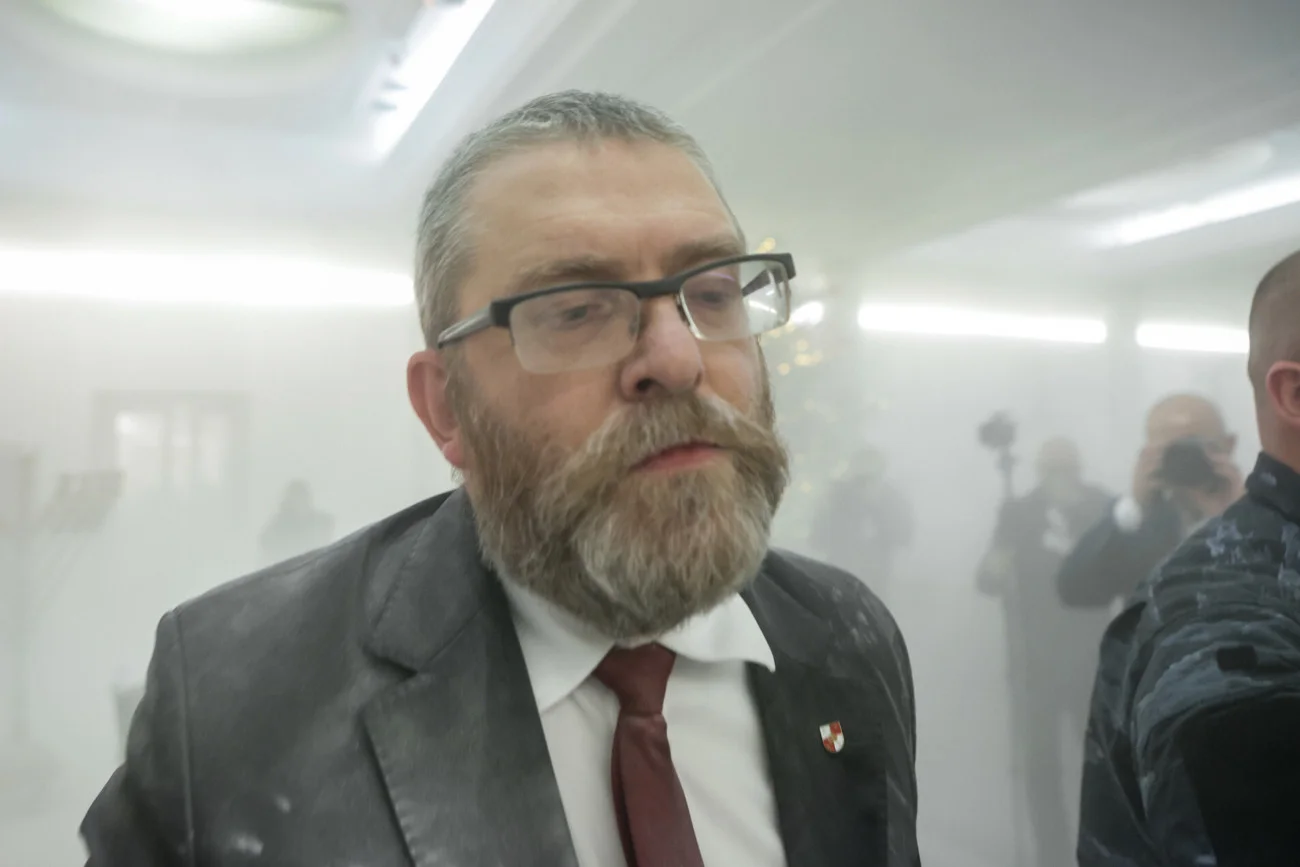 Poseł Konfederacji zniszczył świece chanukowe w Sejmie Poseł Konfederacji zniszczył świece chanukowe w Sejmie