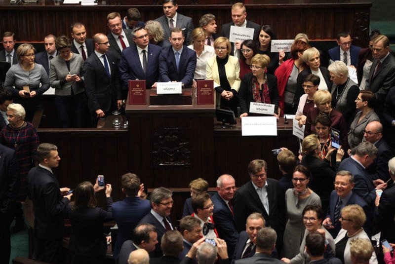 Zdaniem prawie połowy wyborców, żaden z partyjnych liderów na parlamentarnym kryzysie nie zyskał