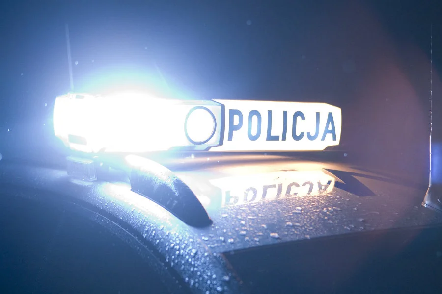 25-latek miał dusić konkubinę na oczach przerażonych sąsiadów. Kobieta nie żyje.