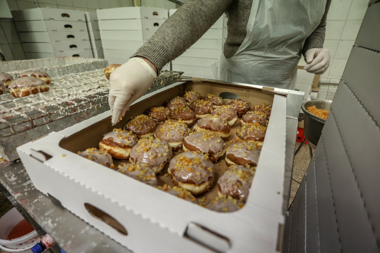 Ceny pączków na tłusty czwratek w 2025 r. Tak tanio jak w Biedronce i Lidlu chyba nie będzie nigdzie