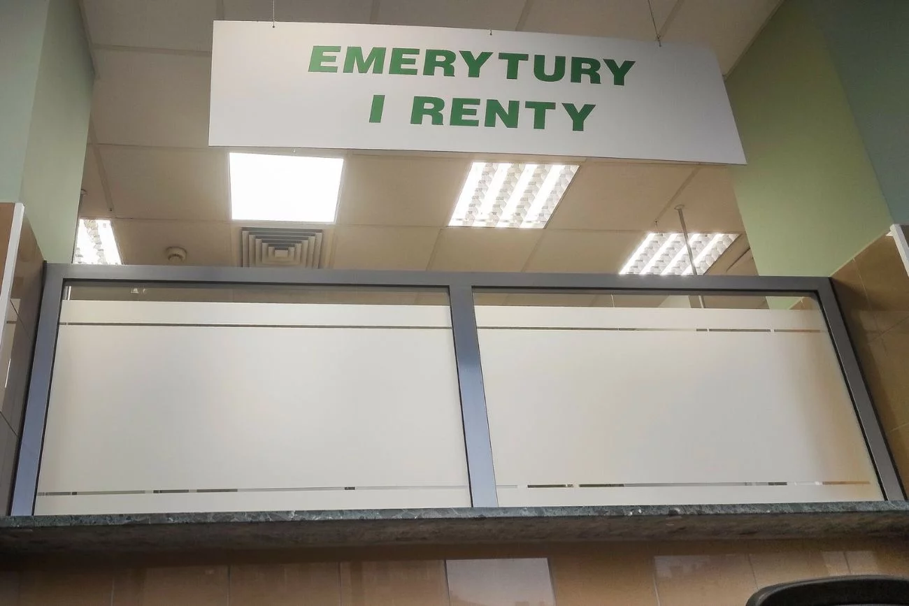 To świadczenie dla seniorów idzie w górę. Można otrzymać nawet 1050 zł więcej. Podwyżka emerytury honorowej. Ta grupa otrzyma nawet 1050 zł więcej.