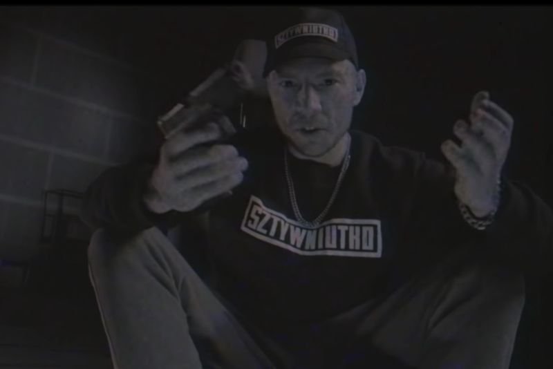 Robert Skonieczny, reżyser "Ślepnąc od świateł", pokazał nowy teledysk filmowego Pioruna.