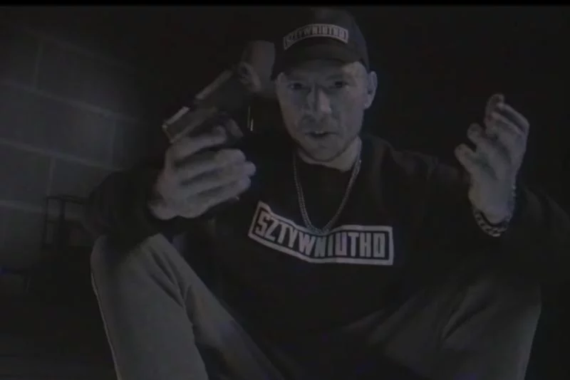 Robert Skonieczny, reżyser "Ślepnąc od świateł", pokazał nowy teledysk filmowego Pioruna.