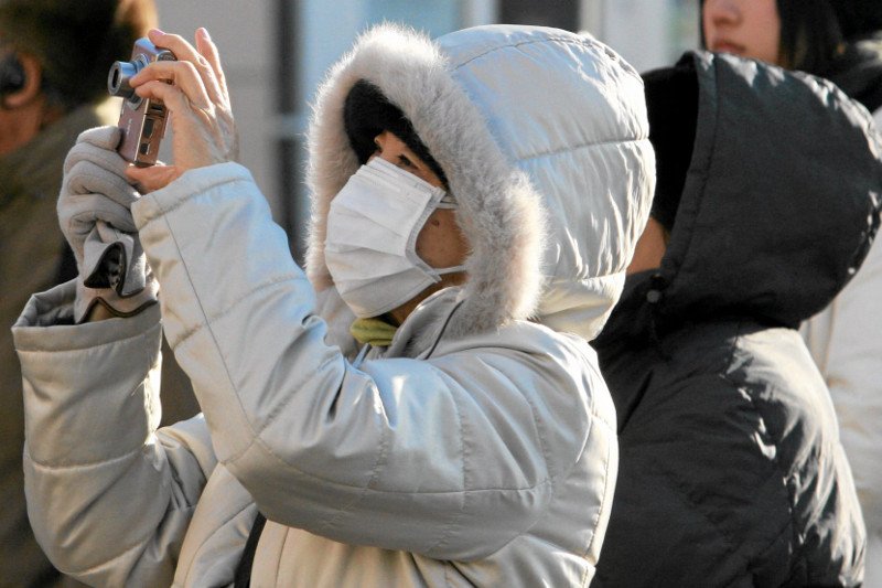 Media informują, że w polskich aptekach zaczyna brakować masek ochronnych. Lekarz Paweł Grzesiowski tłumaczy nam, dlaczego w Polsce nie ma sensu ich nosić.