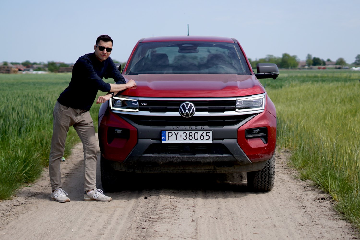 Nowy Volkswagen Amarok ma imponujące właściwości terenowe. Zaskakuje też komfortem podczas zwykłej drogowej jazdy.