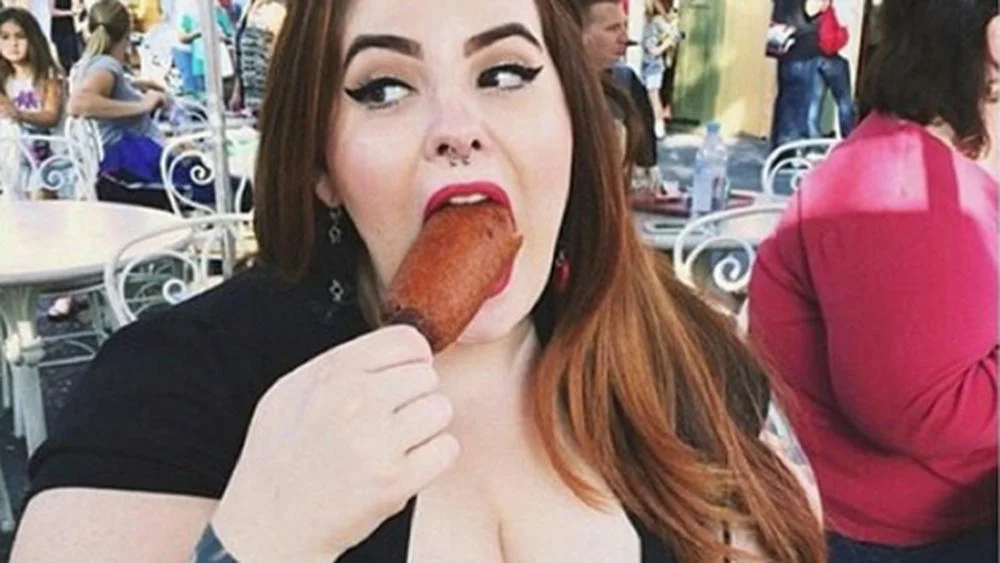 Tess Holiday, jedna z najbardziej popularnych modelek plus-size.
