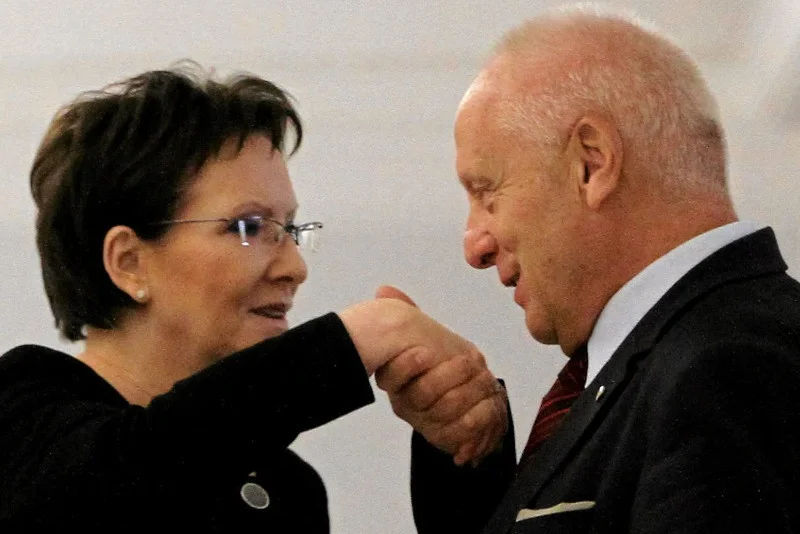 Niesiołowski o aferze meblowej: Wygląda to na kłamstwo. Jeździłem z panią Kopacz, siadała przy normalnym stole