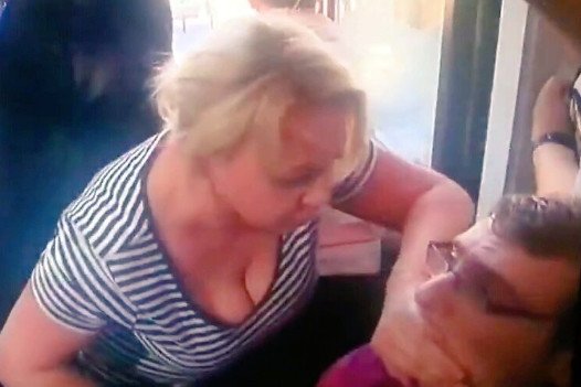 Iwona Hartwich zakryła synowi usta gdy ten krzyczał "mamo, odpuść". Tłumaczy, że chciała uspokoić Kubę, którego zdenerwowała przepychanka ze strażnikami.