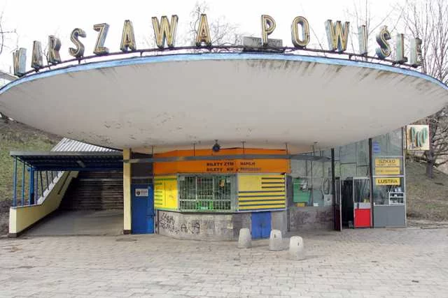 Poczekalnia PKP Warszawy Powiśle przed wprowadzeniem się tam klubu była w opłakanym stanie