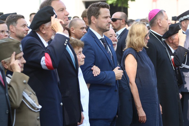 Prezydent RP Andrzej Duda i prezydent Warszawy Rafał Trzaskowski podczas spotkania z powstańcami.